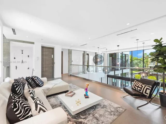 Дом в аренду по адресу 1400 Bayview Dr - фото 5772193