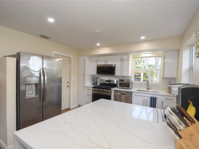 Продажа дома по адресу 981 SW 32nd St - фото 5891046