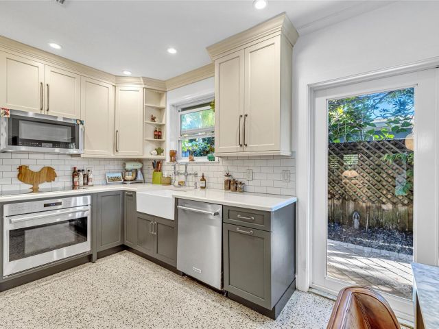 Продажа дома по адресу 1600 NE 16th St - фото 5780585