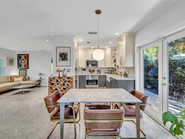 Продажа дома по адресу 1600 NE 16th St - фото 5780586