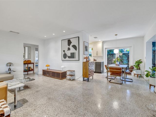 Продажа дома по адресу 1600 NE 16th St - фото 5780593