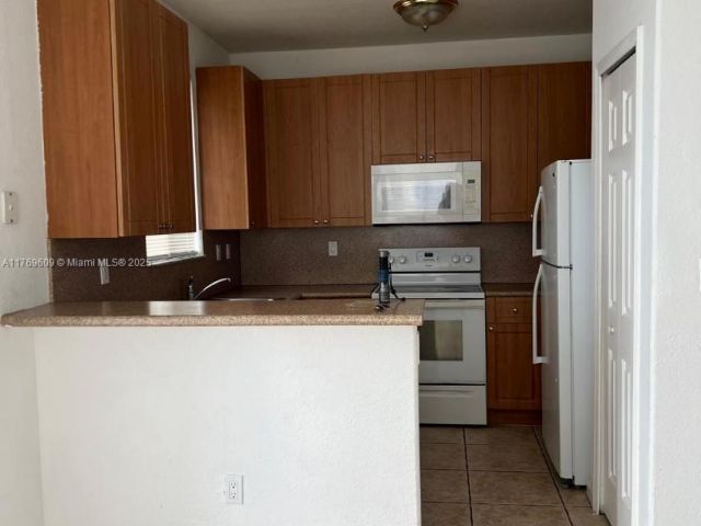 Дом в аренду по адресу 2712 SE 15th Pl 148 - фото 5788171