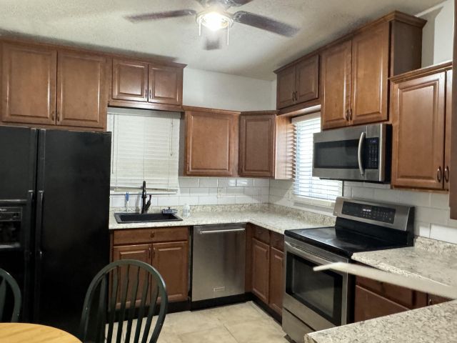 Продажа дома по адресу 701 SW 8th Avenue - фото 6656905