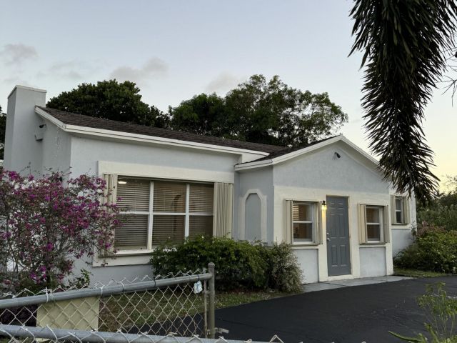 Продажа дома по адресу 701 SW 8th Avenue - фото 6656911