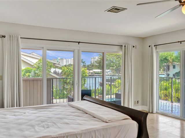 Продажа дома по адресу 3100 NE 47th St - фото 5795440