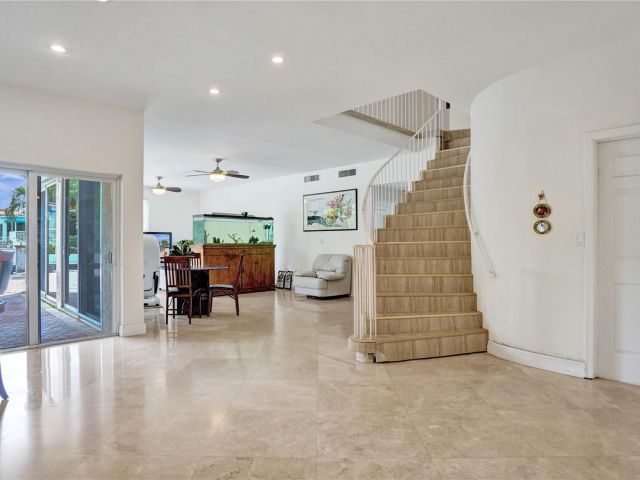 Продажа дома по адресу 3100 NE 47th St - фото 5795441