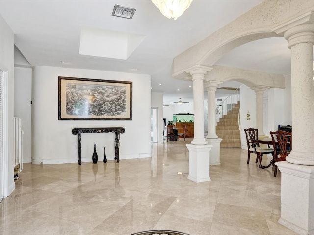 Продажа дома по адресу 3100 NE 47th St - фото 5795442