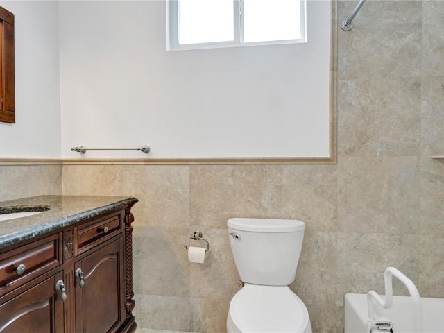 Продажа дома по адресу 3100 NE 47th St - фото 5795443