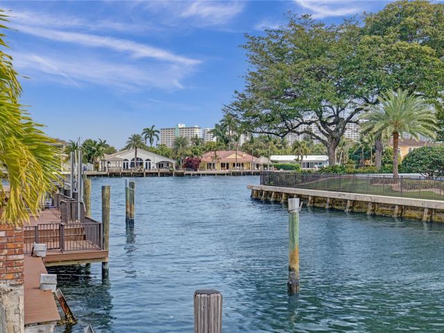 Продажа дома по адресу 3100 NE 47th St - фото 5795445