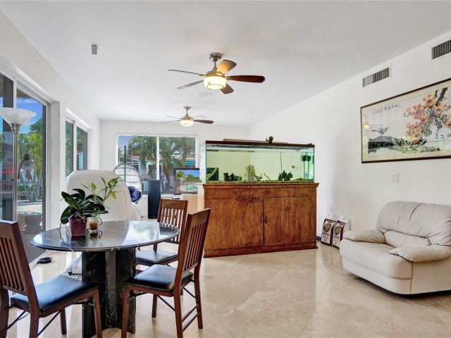 Продажа дома по адресу 3100 NE 47th St - фото 5795448