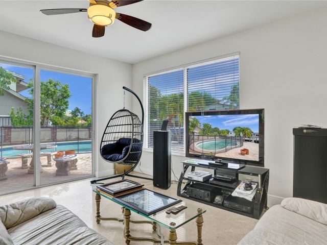 Продажа дома по адресу 3100 NE 47th St - фото 5795449