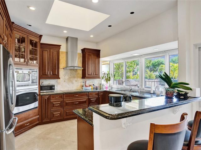 Продажа дома по адресу 3100 NE 47th St - фото 5795451