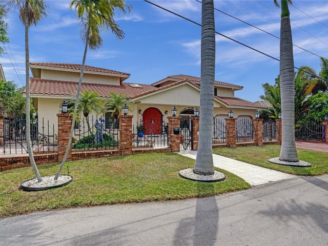 Продажа дома по адресу 3100 NE 47th St - фото 5795453