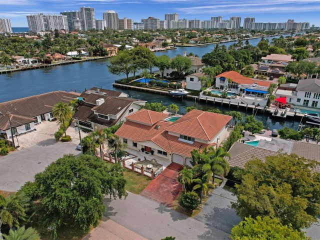 Продажа дома по адресу 3100 NE 47th St - фото 5795456