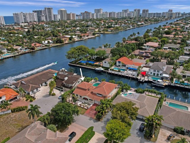 Продажа дома по адресу 3100 NE 47th St - фото 5795458