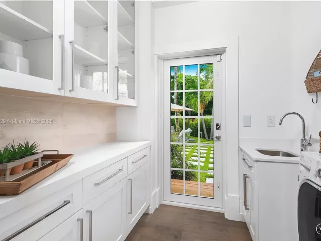 Продажа дома по адресу 2575 Pine Tree Dr - фото 5790315