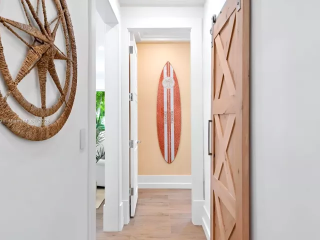 Продажа дома по адресу 2575 Pine Tree Dr - фото 5790311