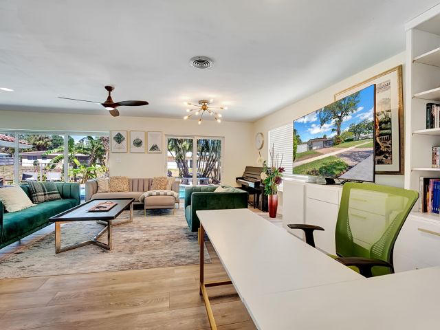 Дом в аренду по адресу 701 W Royal Palm Road - фото 5821341