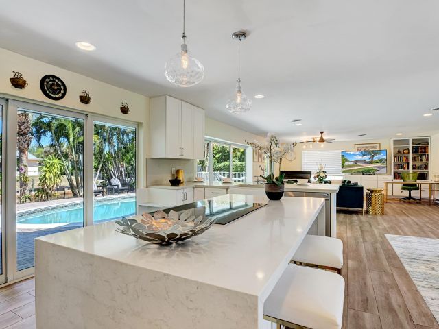 Дом в аренду по адресу 701 W Royal Palm Road - фото 5821344