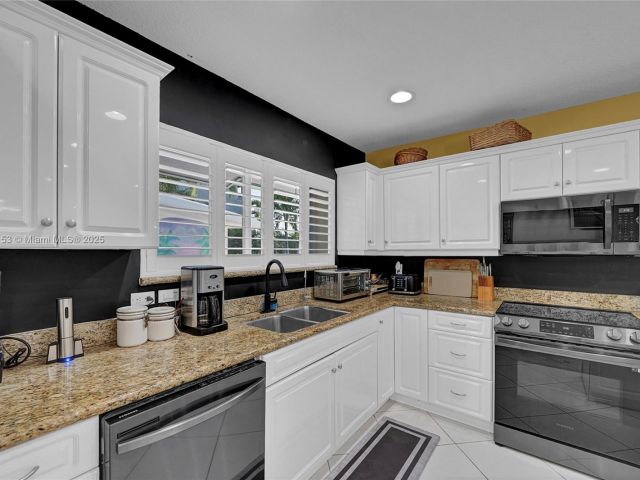 Продажа дома по адресу 3031 NE 25th St - фото 5939833