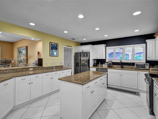 Продажа дома по адресу 3031 NE 25th St - фото 5939835