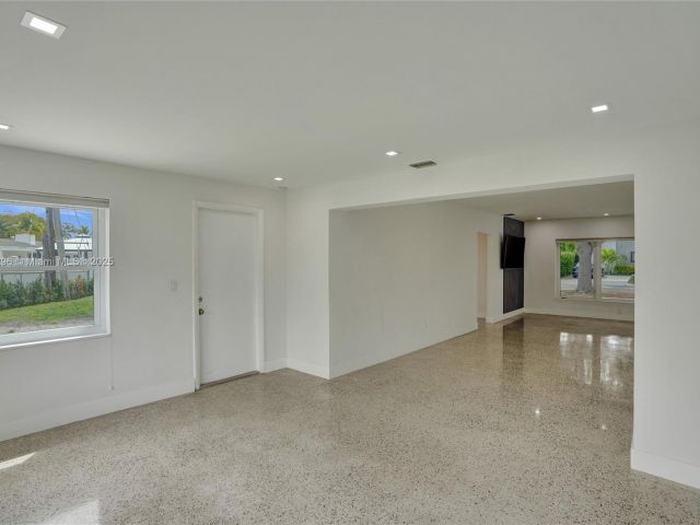 Продажа дома по адресу 2125 Alamanda Dr - фото 5808246