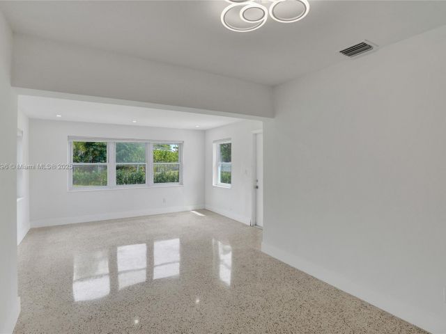 Продажа дома по адресу 2125 Alamanda Dr - фото 5808248