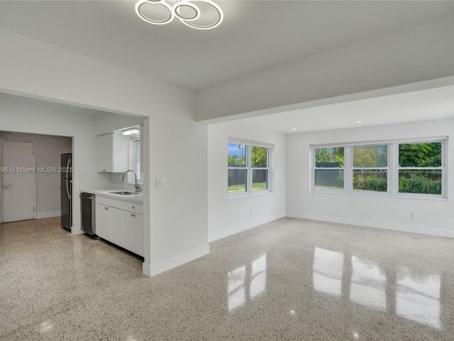 Продажа дома по адресу 2125 Alamanda Dr - фото 5808249