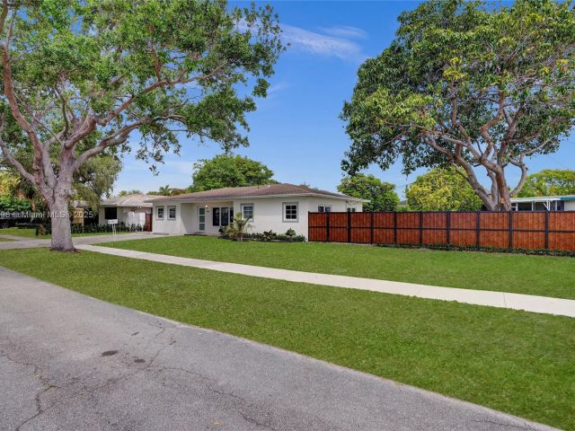 Продажа дома по адресу 2125 Alamanda Dr - фото 5808256