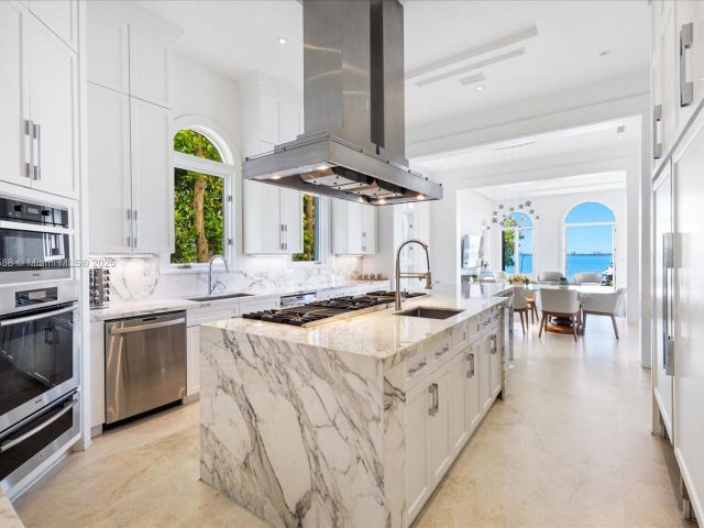 Продажа дома по адресу 4340 N Bay Rd - фото 6230320