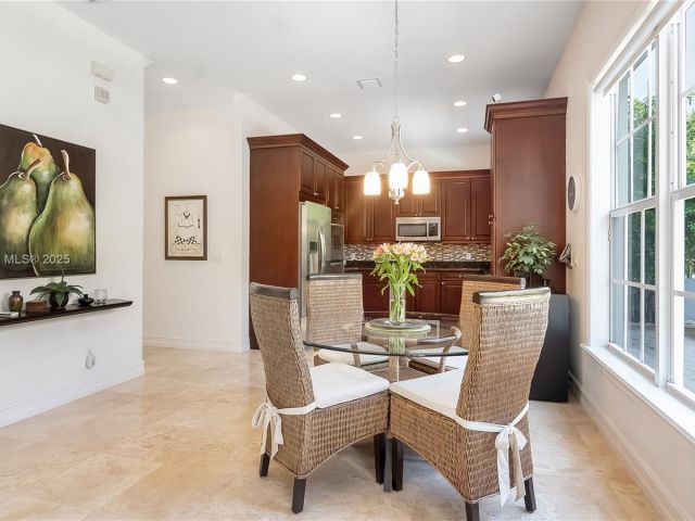 Продажа дома по адресу 1307 SW 23rd Ct - фото 5810133