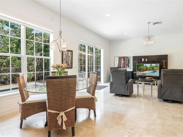 Продажа дома по адресу 1307 SW 23rd Ct - фото 5810137