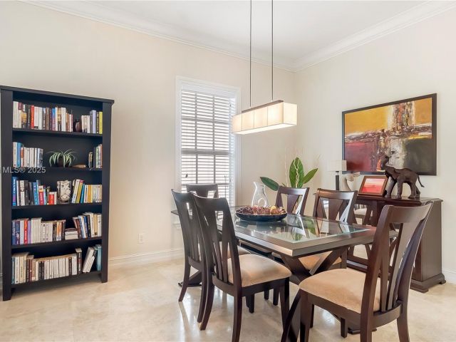 Продажа дома по адресу 1307 SW 23rd Ct - фото 5810140