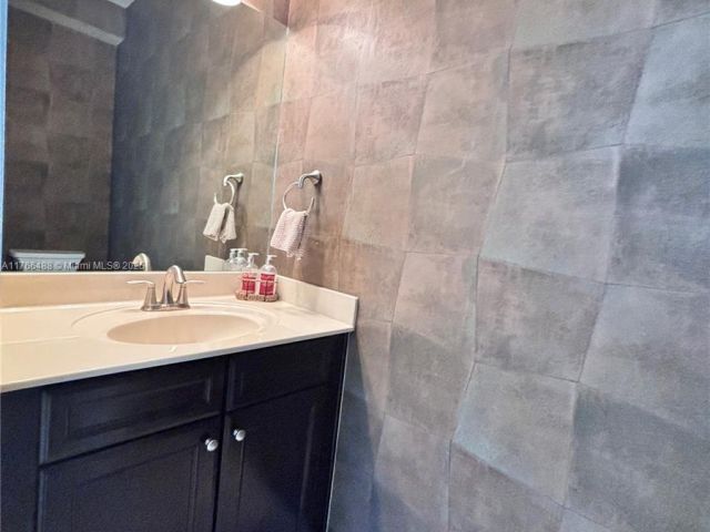 Дом в аренду по адресу 8895 NW 99th ct - фото 5827988