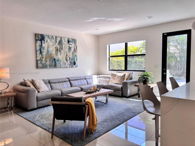 Дом в аренду по адресу 8895 NW 99th ct - фото 5827993