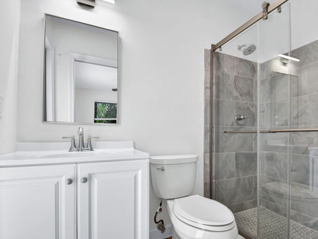 Продажа дома по адресу 6000 NE 18th Terrace - фото 6114944