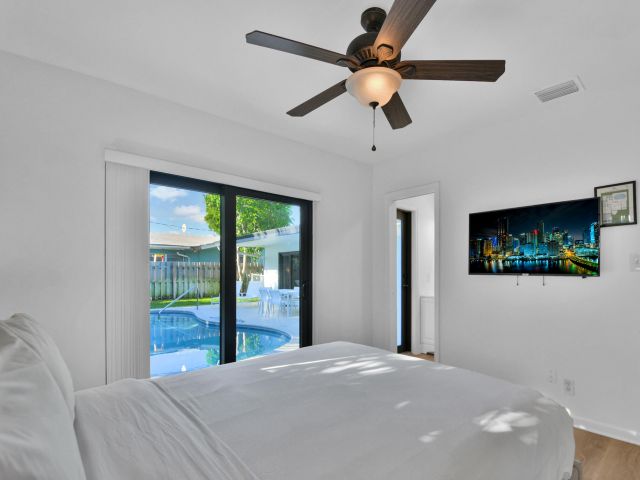 Продажа дома по адресу 6000 NE 18th Terrace - фото 6114946