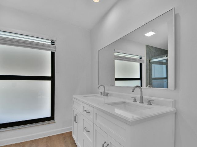 Продажа дома по адресу 6000 NE 18th Terrace - фото 6114950