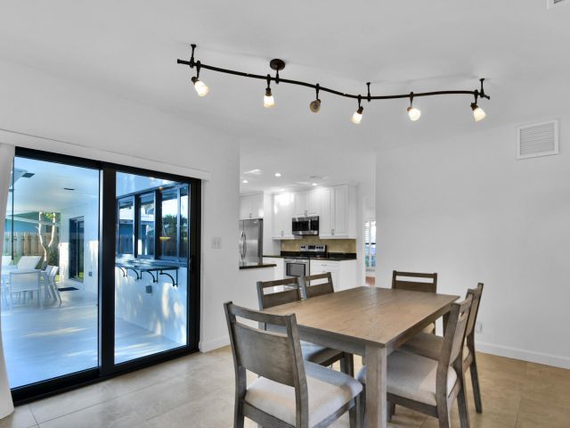 Продажа дома по адресу 6000 NE 18th Terrace - фото 6114953