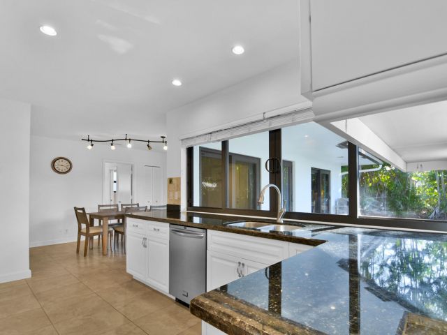 Продажа дома по адресу 6000 NE 18th Terrace - фото 6114955