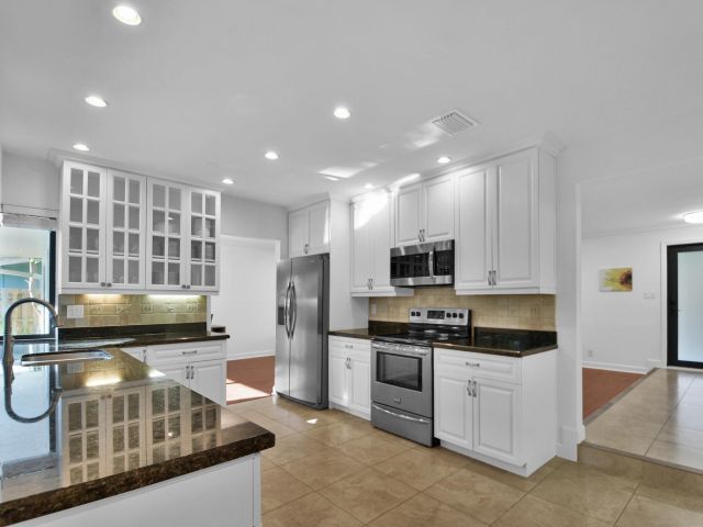 Продажа дома по адресу 6000 NE 18th Terrace - фото 6114956