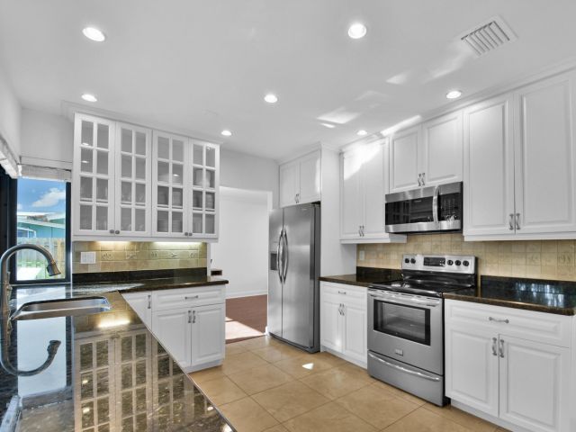 Продажа дома по адресу 6000 NE 18th Terrace - фото 6114957