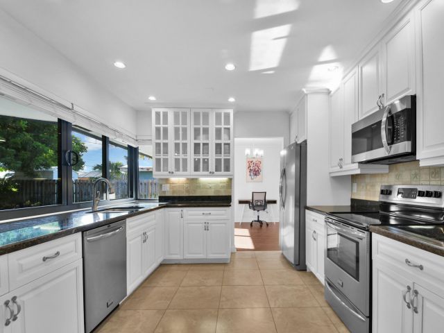 Продажа дома по адресу 6000 NE 18th Terrace - фото 6114958