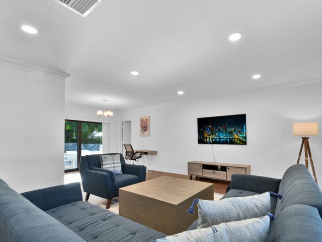 Продажа дома по адресу 6000 NE 18th Terrace - фото 6114959