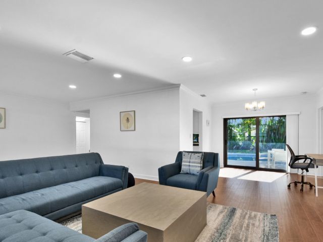 Продажа дома по адресу 6000 NE 18th Terrace - фото 6114960