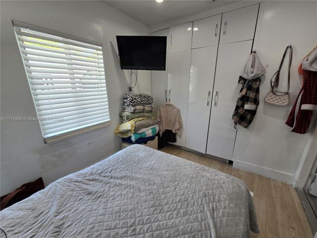 Продажа дома по адресу 1011 NW 64th St - фото 5837428