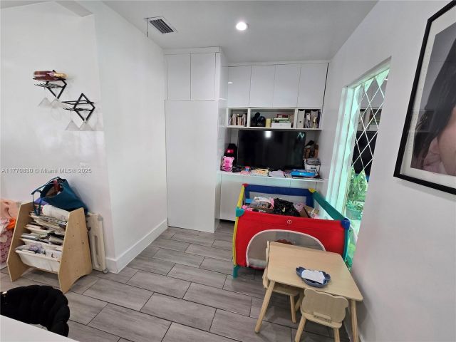 Продажа дома по адресу 1011 NW 64th St - фото 5837433