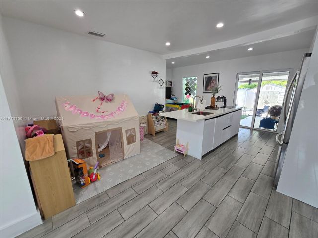 Продажа дома по адресу 1011 NW 64th St - фото 5837435