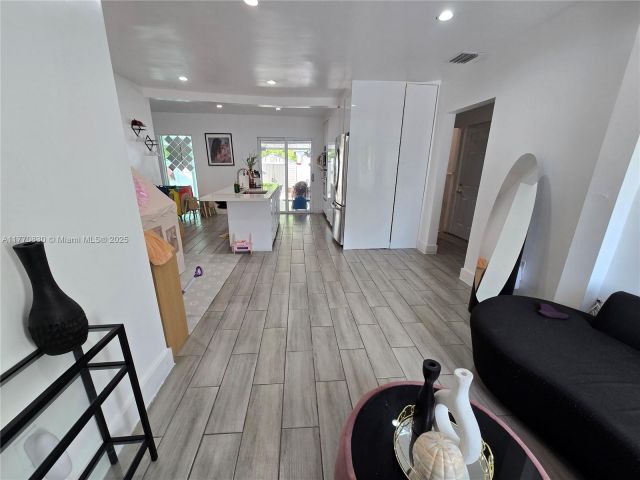 Продажа дома по адресу 1011 NW 64th St - фото 5837437