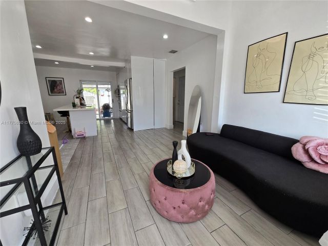 Продажа дома по адресу 1011 NW 64th St - фото 5837438